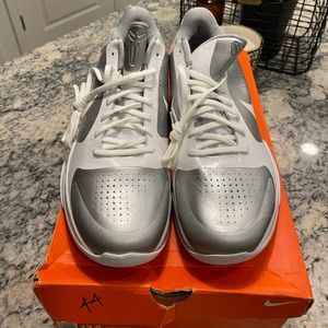 Mike Kobe V size 13.5 signed by Jason Williams size 13.5 DS. 100% authentic